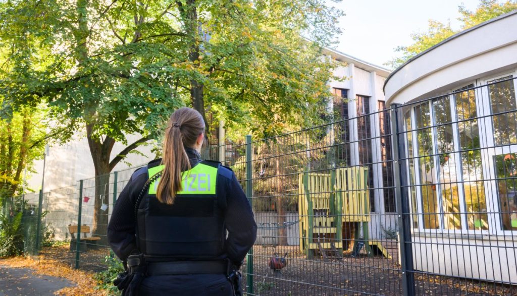 Eine Polizistin steht an der Hinterseite der Synagoge der Jüdischen Gemeinde Hannover. Nach der Beschädigung eines Fensters einer Synagoge in Hannover am höchsten jüdischen Feiertag Jom Kippur dauern die Ermittlungen der Polizei an.