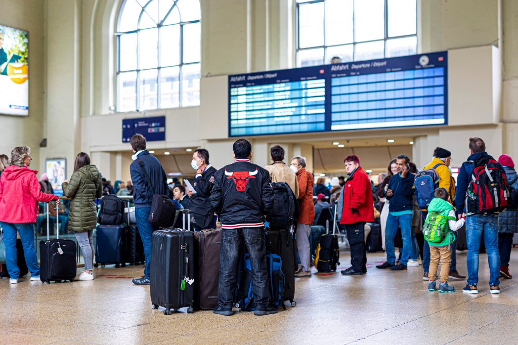 Nach der heftigen technischen Störung bei der Deutschen Bahn in Norddeutschland ist der Bahnverkehr in Niedersachsen langsam wieder angerollt.