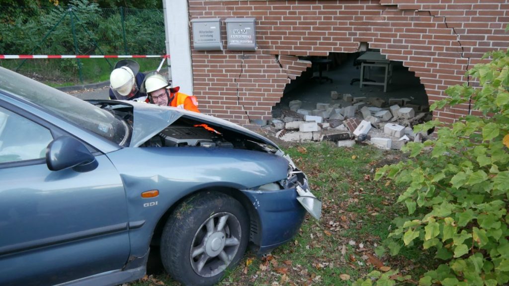 Großes Loch in der Hauswand durch Auto