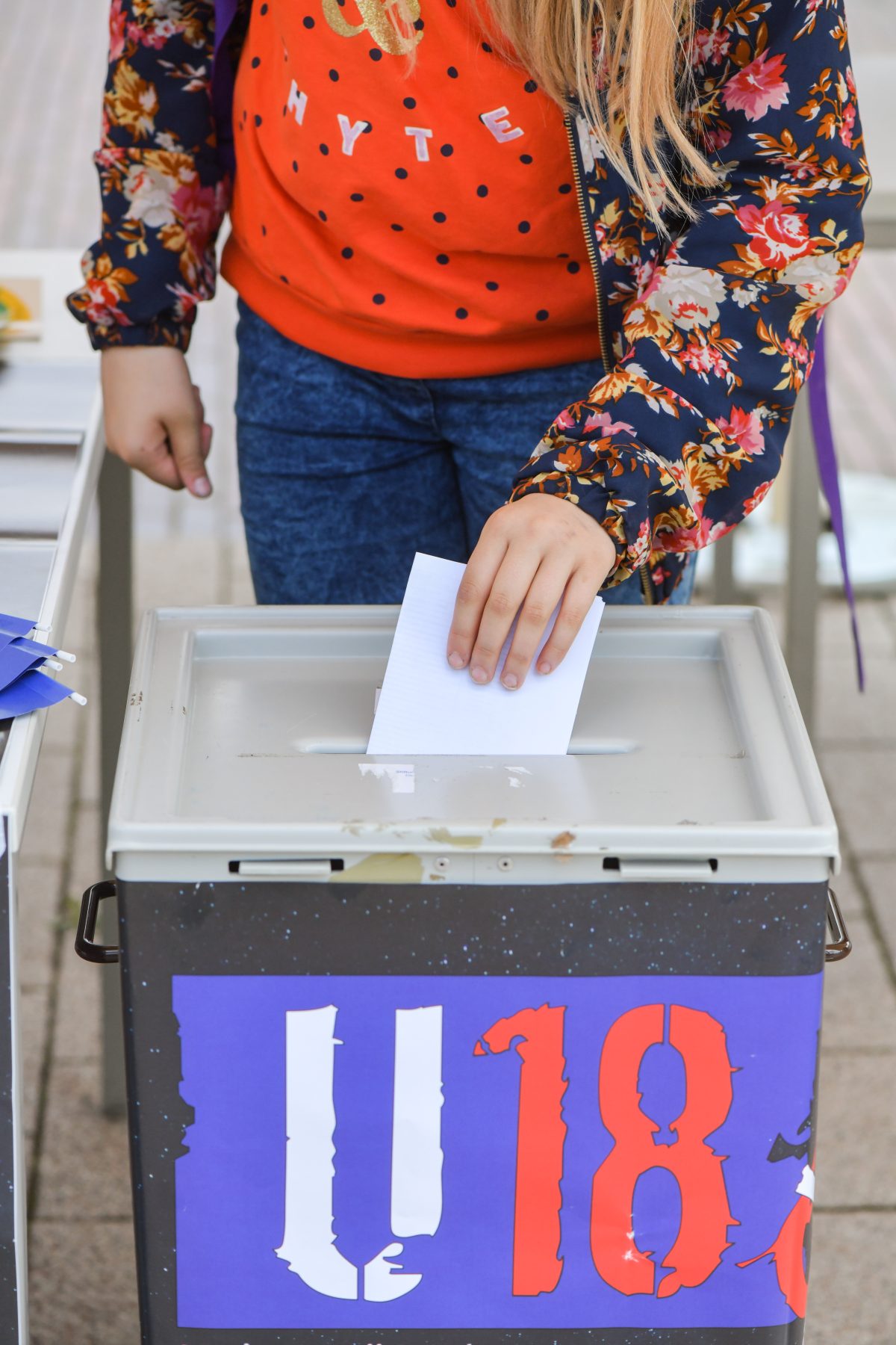 Mädchen steckt Zettel in Wahl-Urne