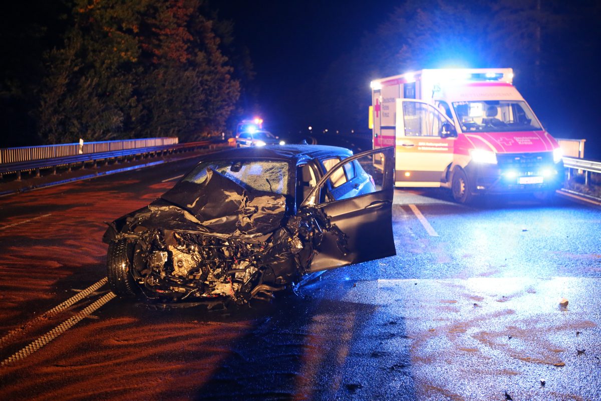 Niedersachsen: Autos stoÃŸen zusammen - zwei Tote, zwei Schwerverletzte