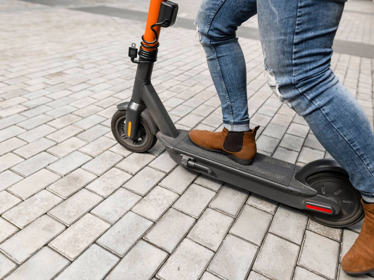 Ein Axt-Mann hat auf einem E-Scooter in Wolfsburg für Angst und Schrecken gesorgt! (Symbolbild)