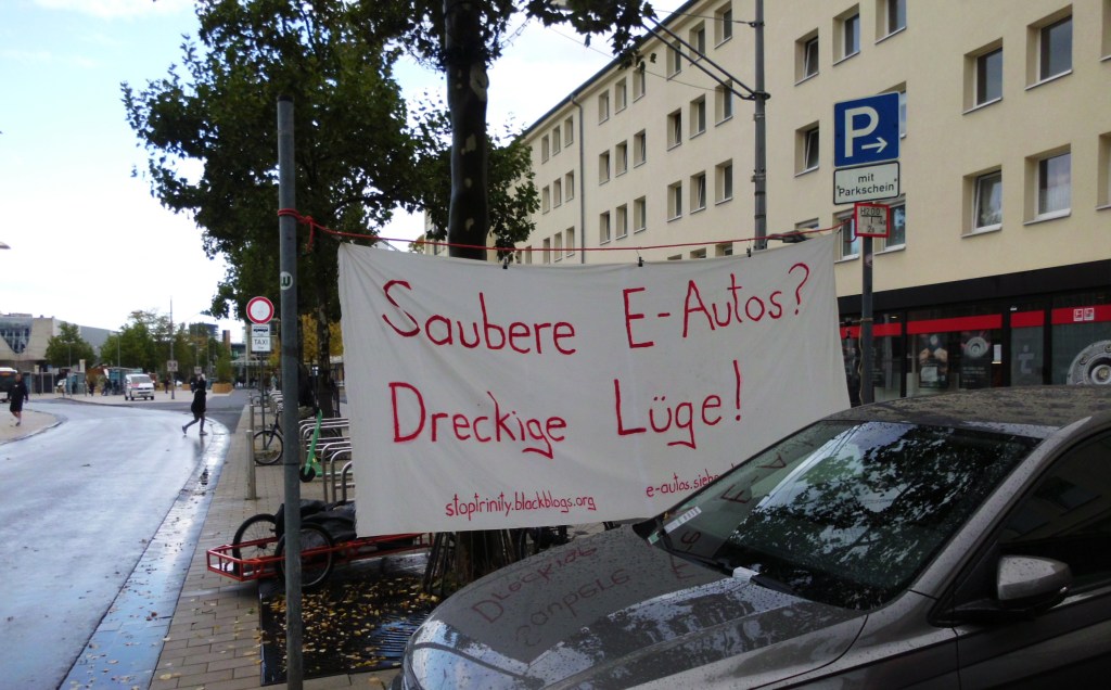 Protest gegen die neue VW-Megafabrik auch in der Wolfsburger Innenstadt. Allerdings war schnell die Polizei vor Ort.