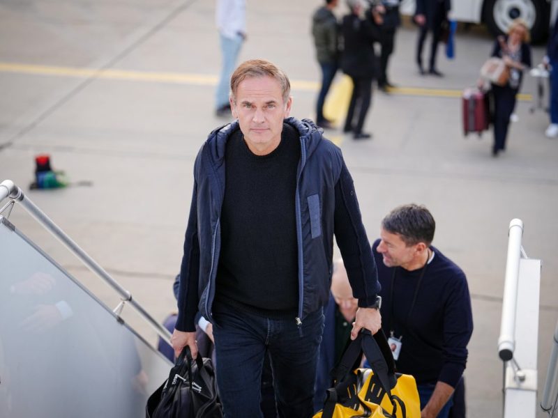 Oliver Blume, Vorstandsvorsitzender der Volkswagen AG, kommt für den Flug mit dem Airbus A340 der Luftwaffe zum Antrittsbesuch des Bundeskanzlers in China am militärischen Teil des Flughafens BER Berlin-Brandenburg an. Der VW-Chef ist Teil der Wirtschaftsdelegation.