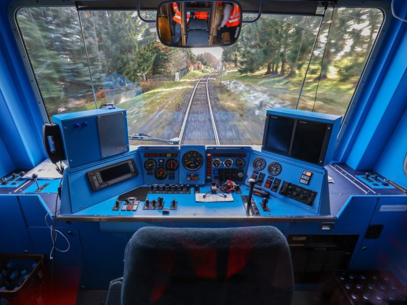 Mit einem leeren Fahrersitz fährt der Forschungszug „Lucy“ durch das Erzgebirge. Der mit Sensoren ausgestattete Triebwagen wird von einem erfahrenen Lokomotivführer in einer Schaltzentrale 340 Kilometer entfernt in Braunschweig gesteuert.