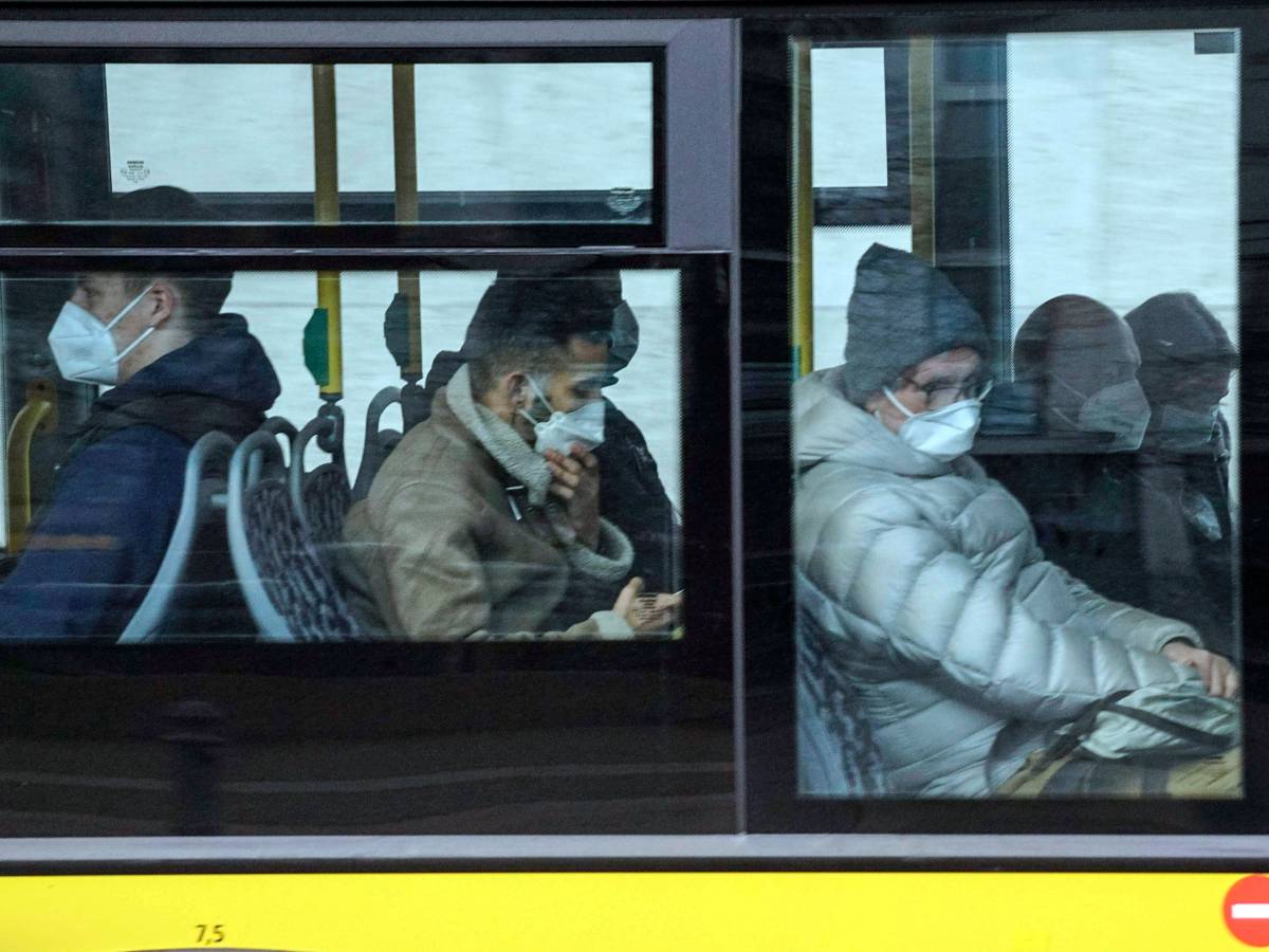 Bleibt die Maskenpflicht in Bussen und Bahnen in Niedersachsen bestehen â€“ oder lÃ¤uft sie aus? (Symbolbild)