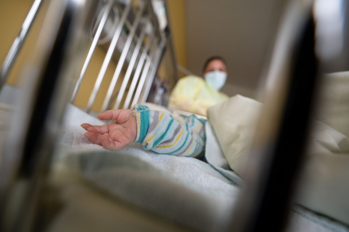 Wegen zunehmender FÃ¤lle von Infektionen mit dem RS-Virus bei Kindern auch in Niedersachsen schlÃ¤gt ein Kinderarzt Alarm.
