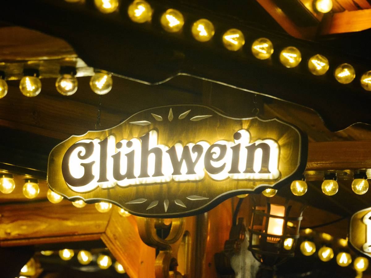 Du willst GlÃ¼hwein auf dem Weihnachtsmarkt in Wolfsburg trinken? Dieses Jahr musst du dafÃ¼r tiefer in die Tasche greifen. (Symbolbild)