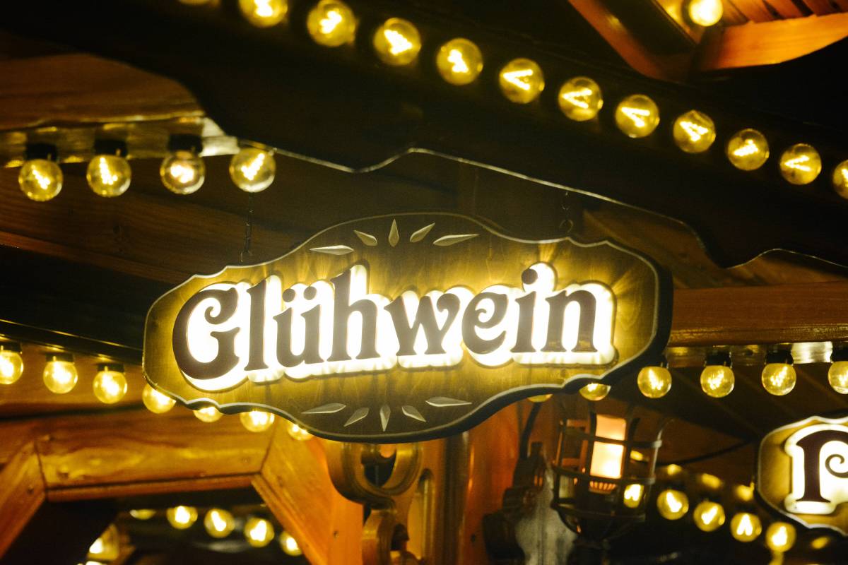Du willst GlÃ¼hwein auf dem Weihnachtsmarkt in Wolfsburg trinken? Dieses Jahr musst du dafÃ¼r tiefer in die Tasche greifen. (Symbolbild)
