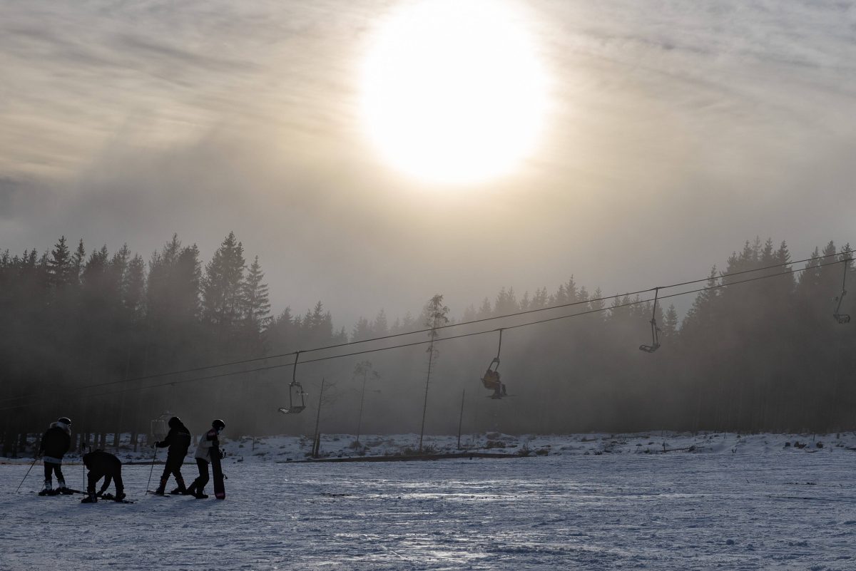 Wetter im Harz Leute fahren Ski