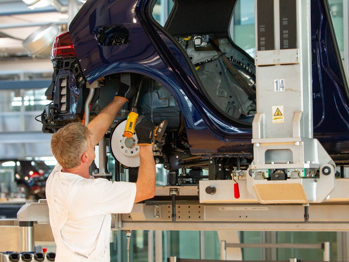 2. Schicht des E-Golfs in Dresden Mitarbeiter von Volkswagen Sachsen fertigen am Band einen E-Golf.