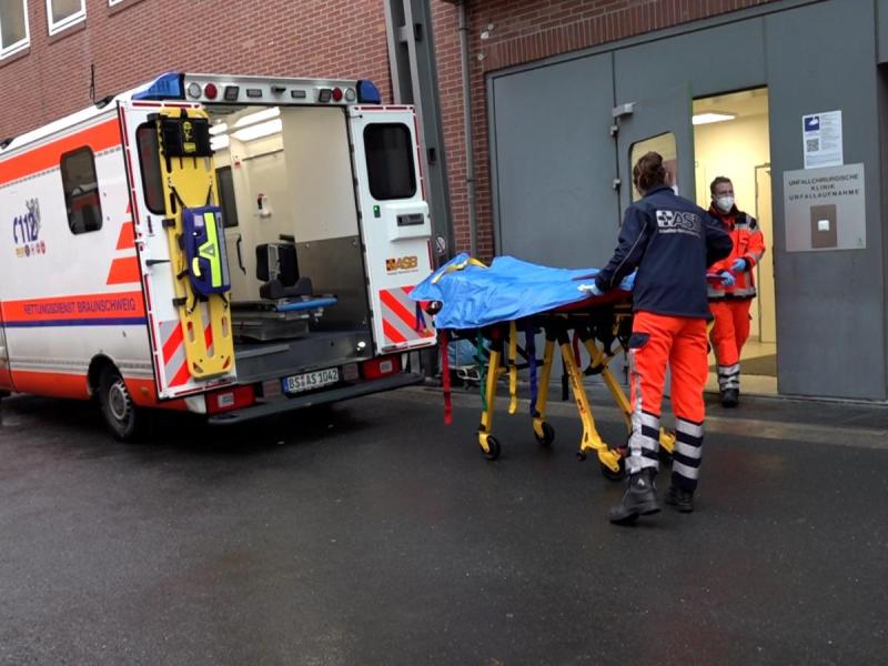 Auch der rettungsdienst in Braunschweig hatte am Montag wegen des Eisregens viel zu tun...