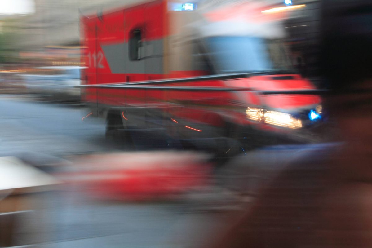 Im Harz ist ein Busfahrer von seinem Bus überrollt worden.