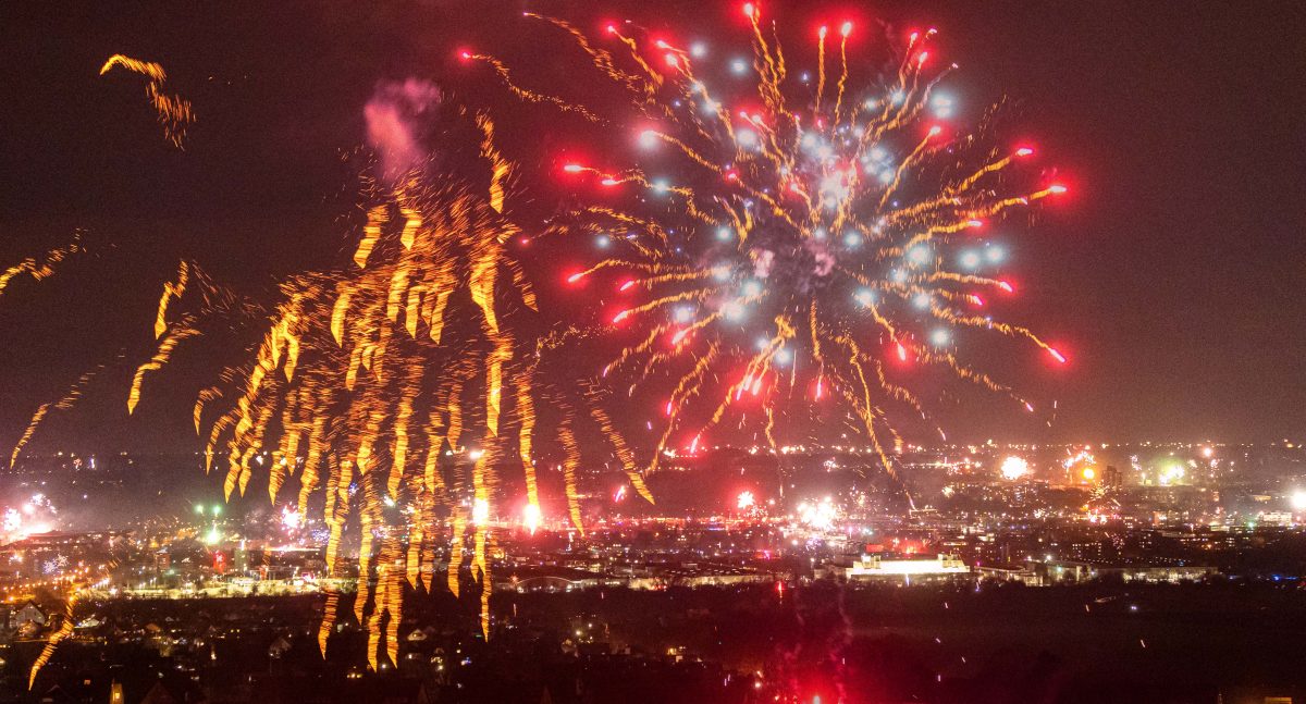 Viele Schaulustige haben sich in der Silvesternacht am Burgberg in Lichtenberg versammelt. Von hier konnten sie diese Aussicht genießen.