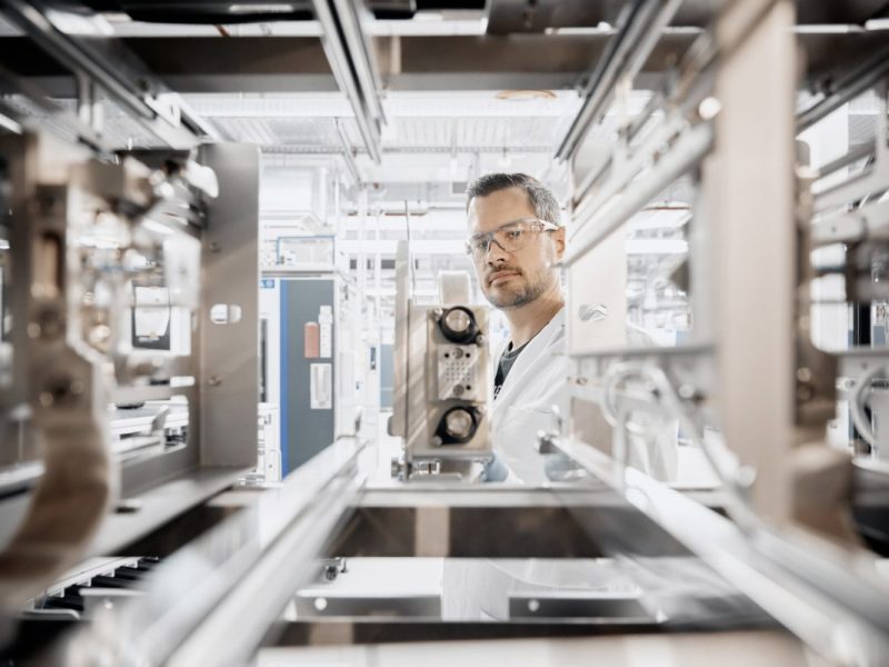 Eigene Batteriezellfabriken für Elektroautos bringen mehr Unabhängigkeit von den starken asiatischen Zulieferern. Sie kosten aber auch Milliarden an Investitionen. Volkswagen macht jetzt den nächsten Schritt in Europa - und weitere sollen folgen. (Symbolbild)