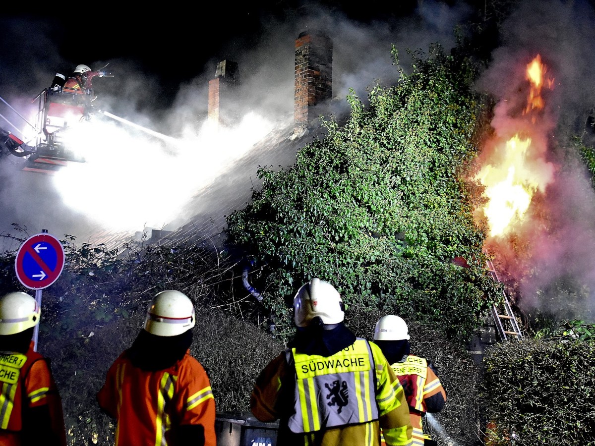 Großeinsatz für die Feuerwehr in Braunschweig! Ein verwildertes Haus stand in Flammen.