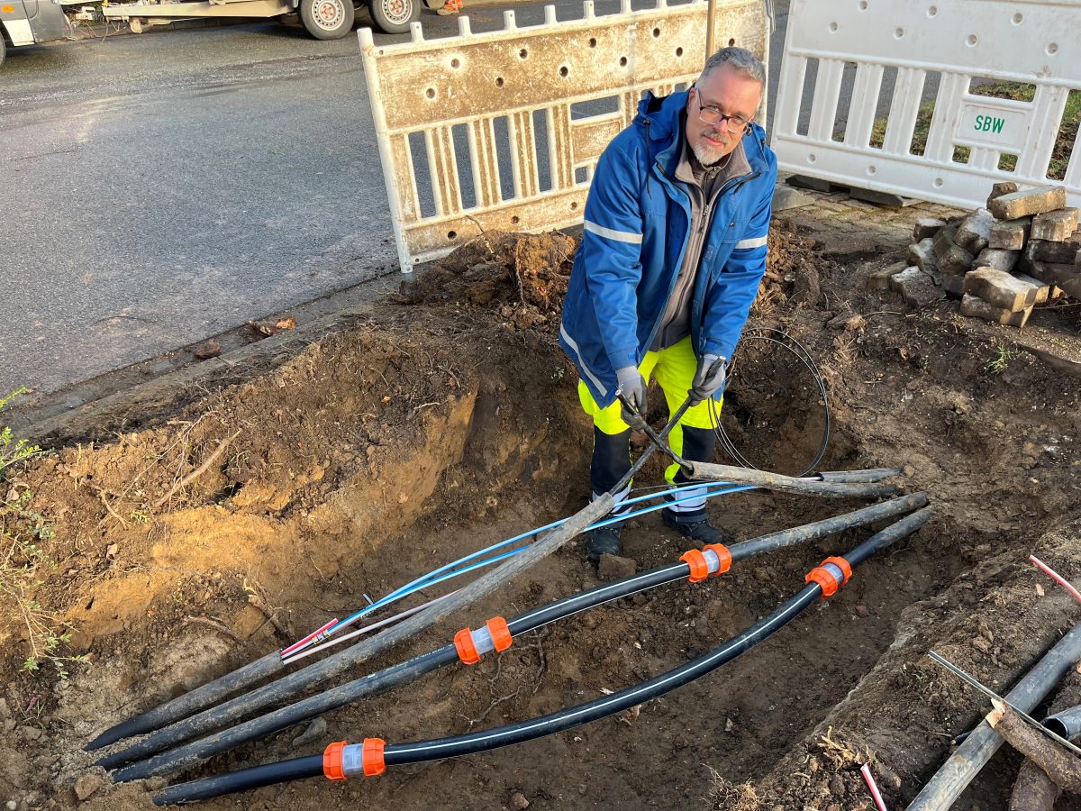 Stadtwerke-Mitarbeiter Sven Husung an der Problemstelle in WolfenbÃ¼ttel.