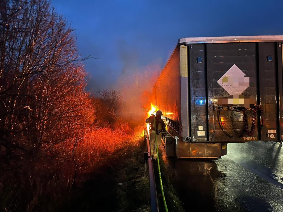 Auf der A2 bei Helmstedt fing ein Lkw Feuer.