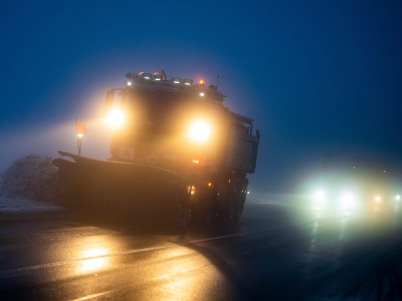 Harz: Ein Fahrzeug vom Winterdienst ist im Nebel auf der Bundesstraße 4 zwischen Torfhaus und Braunlage unterwegs.