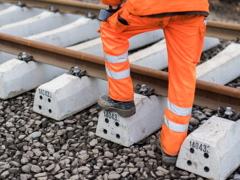 Oh, oh! Das wird vielen Braunschweigern und Wolfsburgern gar nicht gefallen! Die Bahn sagt, dass sich die Bauarbeiten an der Weddeler Schleife verzögern...
