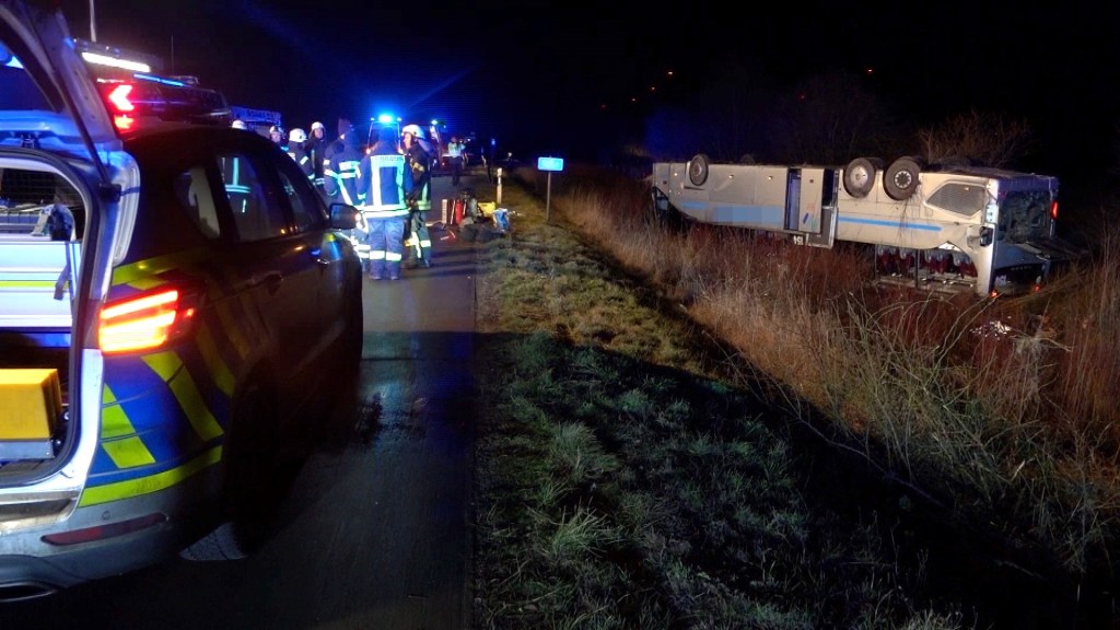 Ein Bus ist auf der A2 verunglückt.