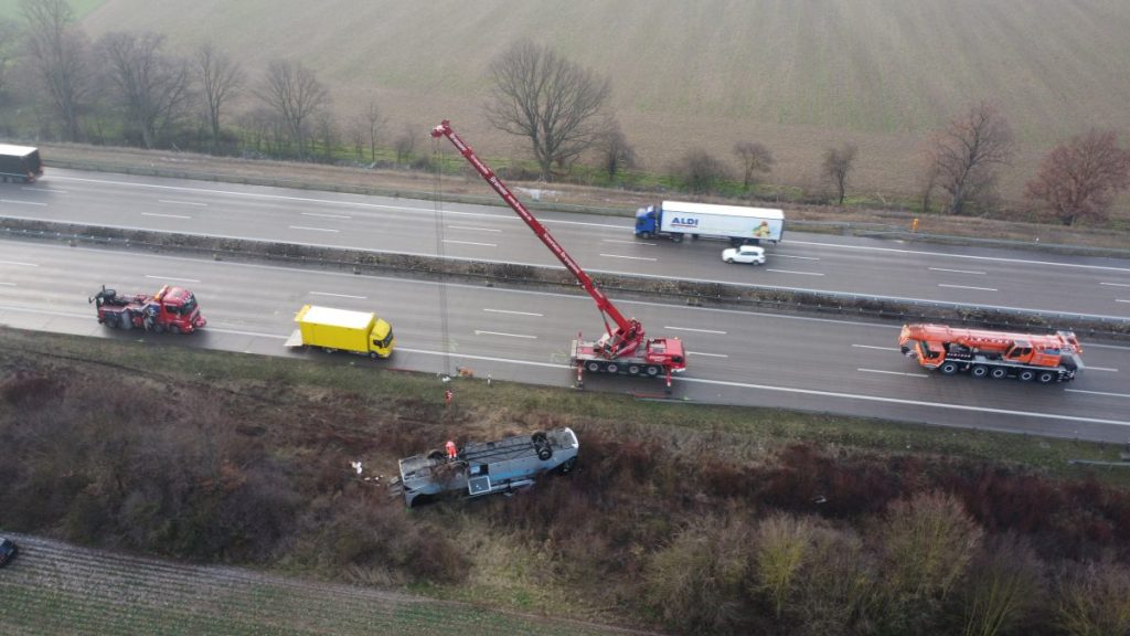 Ein Spezialkran hebt den Bus an.