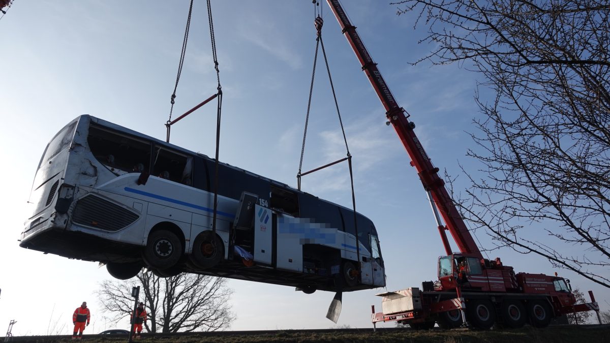 Der polnische Bus konnte am Vormittag geborgen werden.