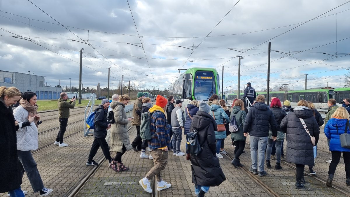 Fans auf dem Weg zu einem ganz besonderen Konzert in der StraÃŸenbahn.