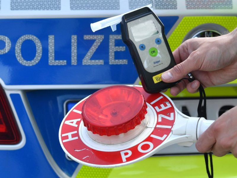Eine Suff-Fahrerin hat sich und ihren Sohn in Helmstedt in Gefahr gebracht. (Symbolbild)