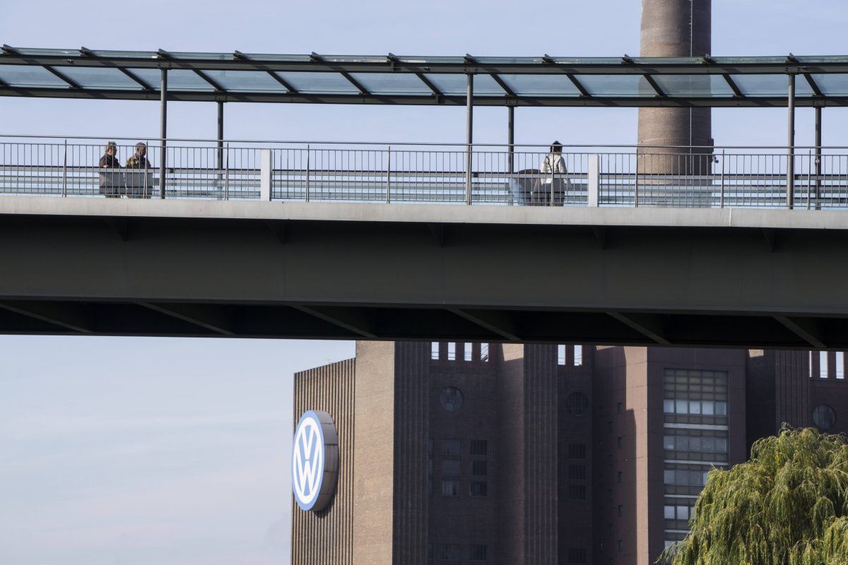 Die StadtbrÃ¼cke in der Autostadt Wolfsburg hat einen dreijÃ¤hrigen Jungen fast das Leben gekostet. Jetzt stehen die BÃ¤nder still.