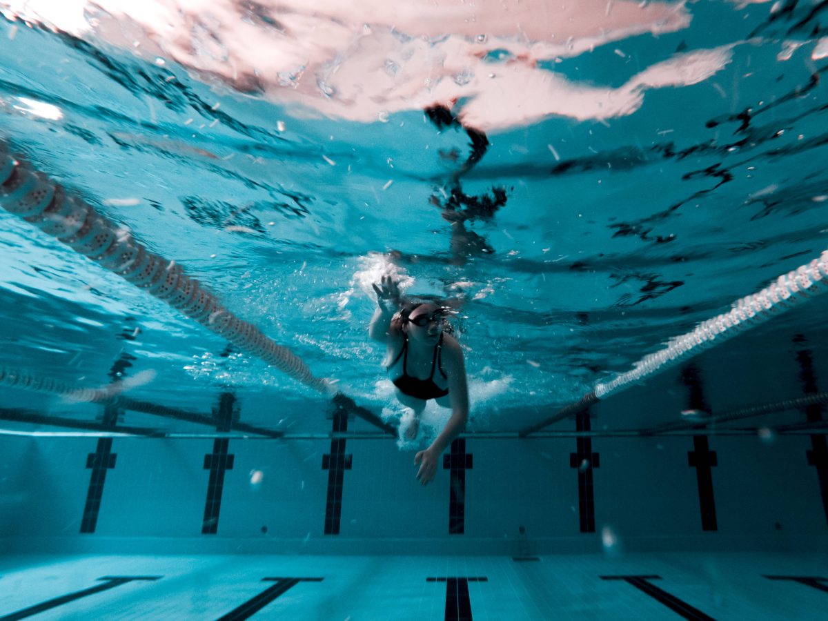 Wolfenbuettel Okeraue Frau schwimmt