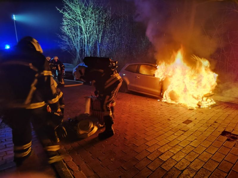 Mehrere Zeugen meldeten am frühen Morgen einen Autobrand in Wolfsburg. Für den VW Polo gab es keine Rettung mehr.