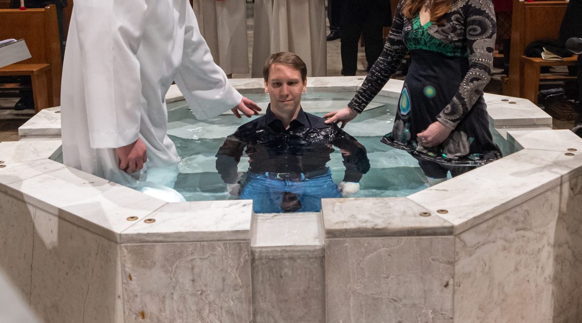 Kann man machen, muss man aber nicht: Ein junger Mann hat sich in einen Pool führen lassen, der viel Bedeutung hat,