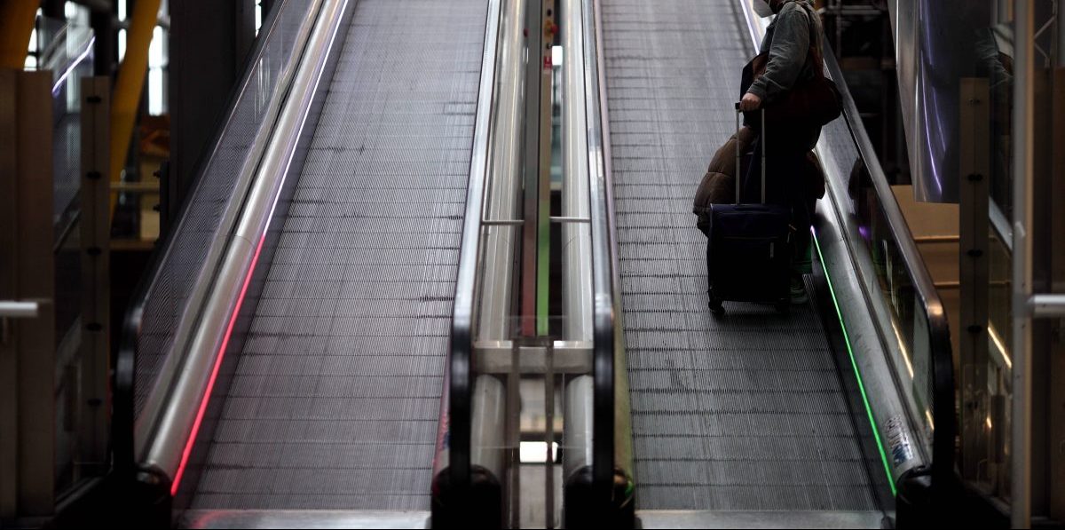 Flughafen Hannover Mann steigt aus Flugzeug