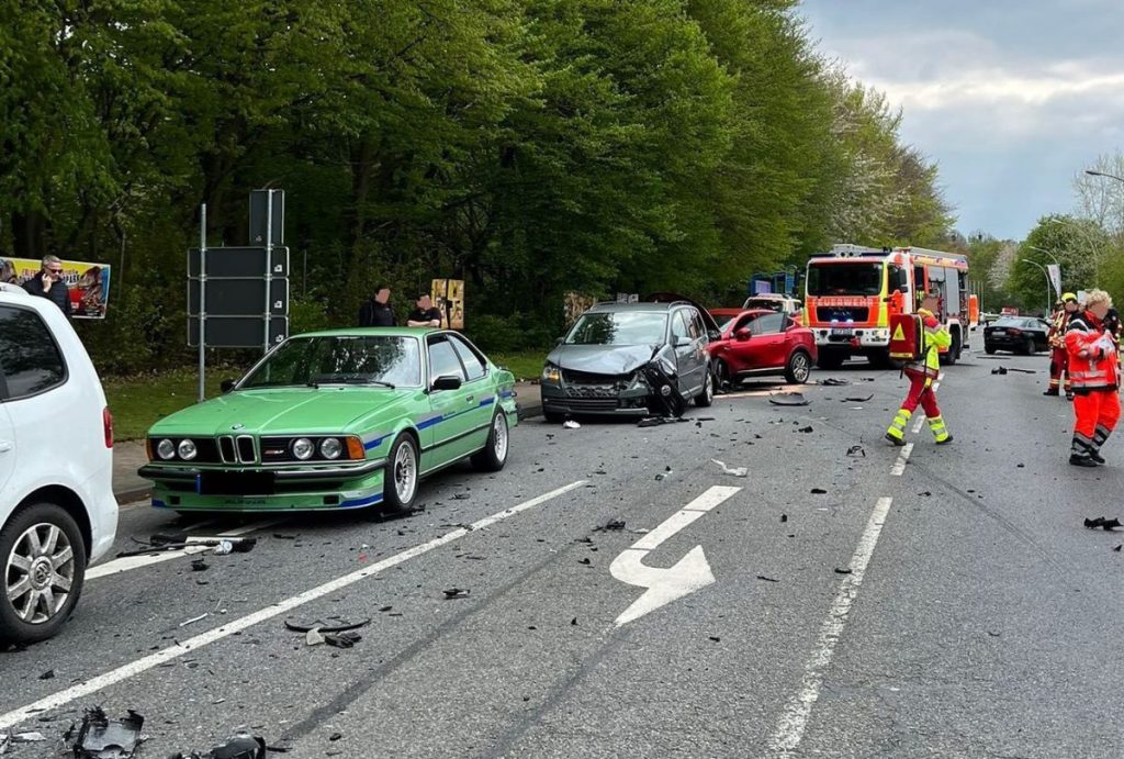 Das Trümmerfeld war ziemlich groß. Die Feuerwehr hatte jedenfalls gut zu tun.