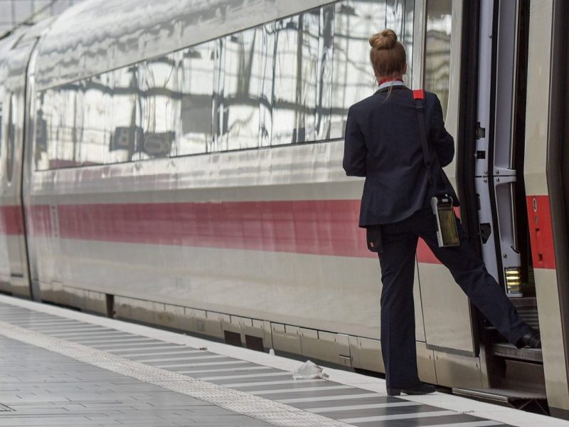 In einem ICE zwischen Hannover und Berlin kam es zu einem Zwischenfall – eine Zugbegleiterin wurde attackiert.