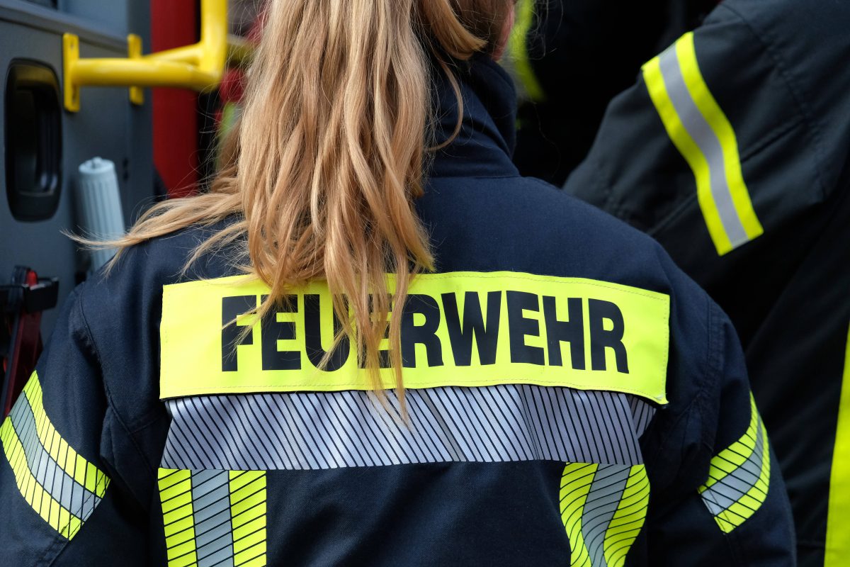 Dramatische Szenen in Helmstedt! Die Feuerwehr hat ein Kind aus einer verrauchten Wohnung gerettet – das Essen war angebrannt.