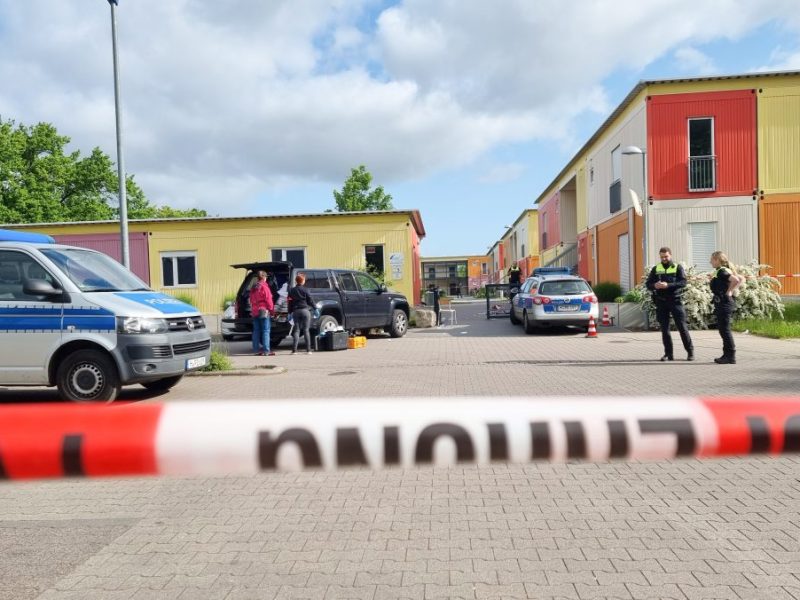 Die Polizei hat bei einem Einsatz in der Flüchtlingsunterkunft auf einen Mann geschossen und diesen schwer verletzt. Nach Polizeiangaben war der Mann am Mittwochmorgen mit einem Messer auf die Einsatzkräfte zugegangen und habe auf eine Ansprache nicht reagiert.