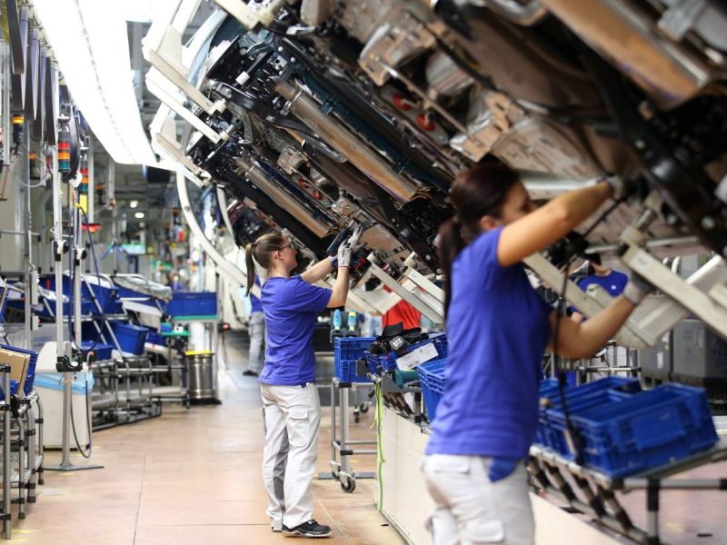 Müssen zahlreiche VW-Mitarbeiter um ihre Jobs bangen? (Symbolbild)