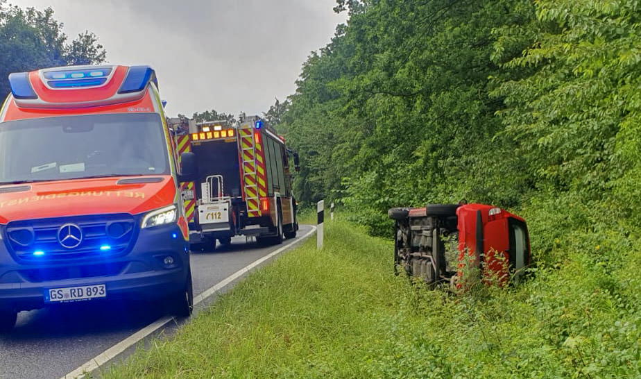 In Goslar hat ein Autofahrer einen heftigen Abflug gemacht.