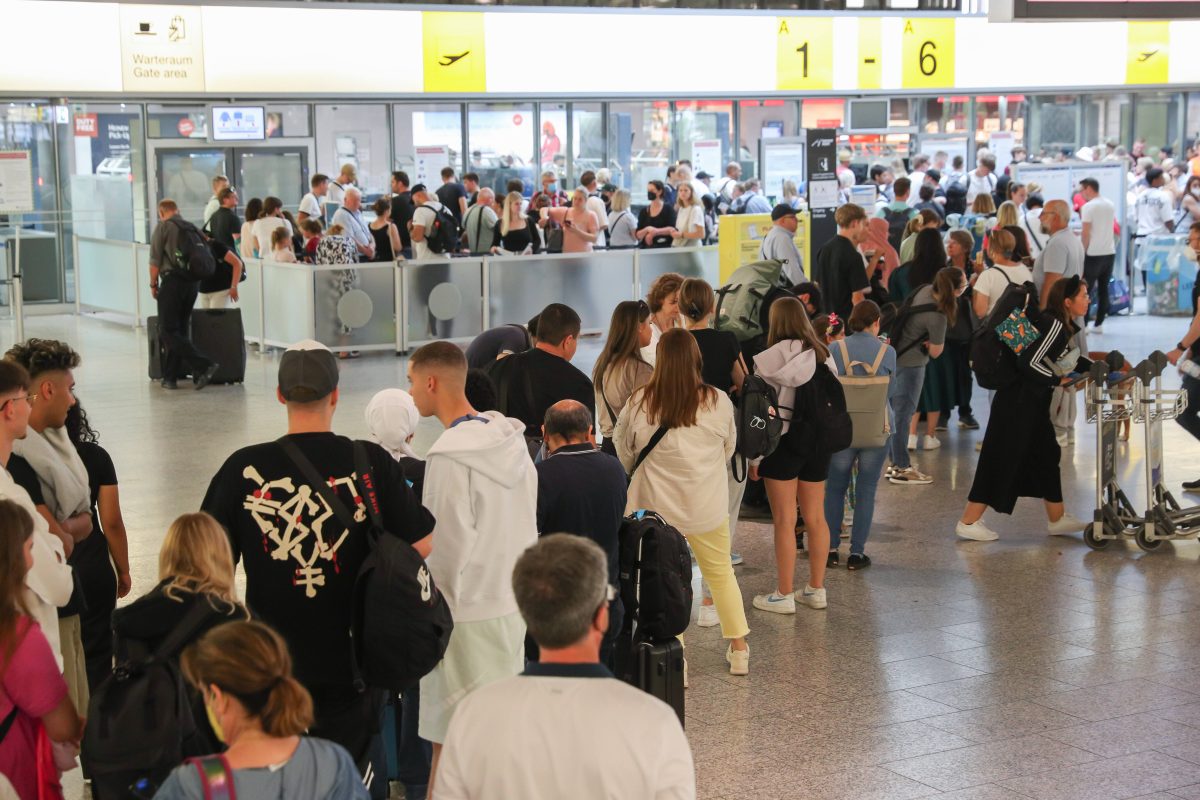 Urlauber am Flughafen Hannover - Symbolbild