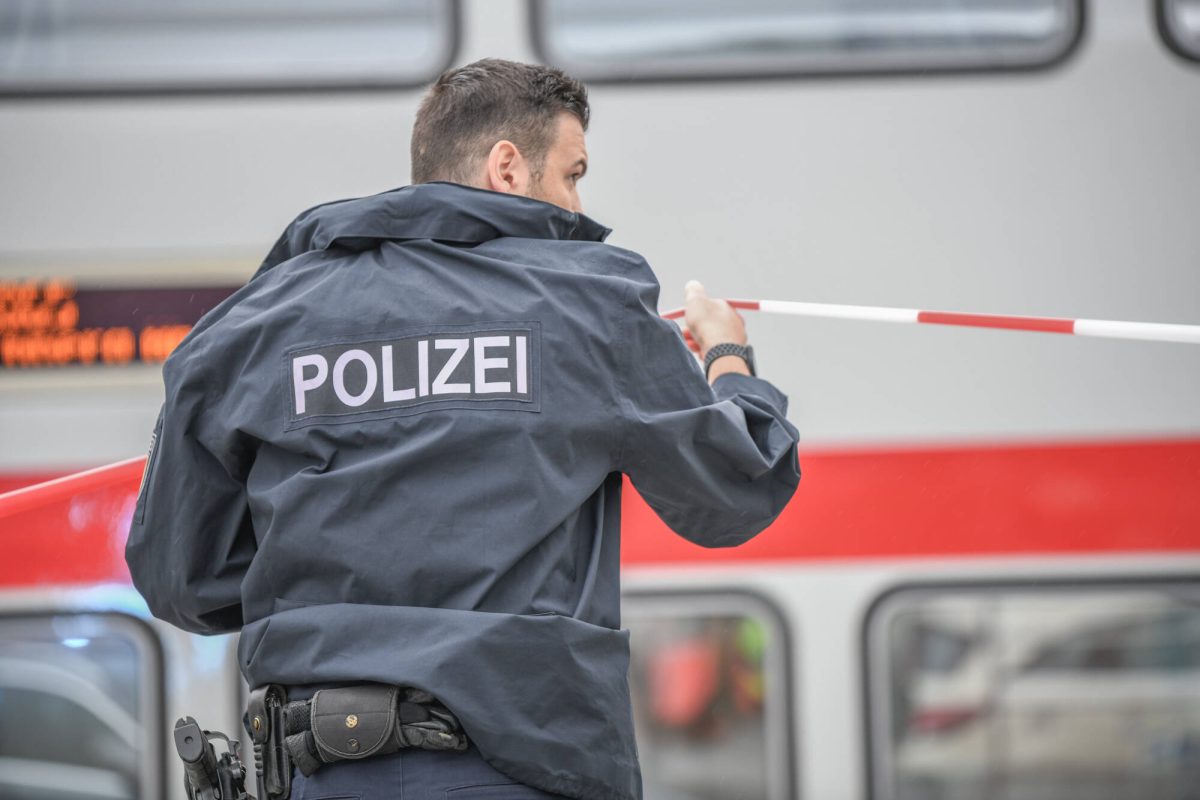 Ein Mann soll am Bahnhof in Peine auf einen Passanten mit einer Armbrust losgegangen sein.