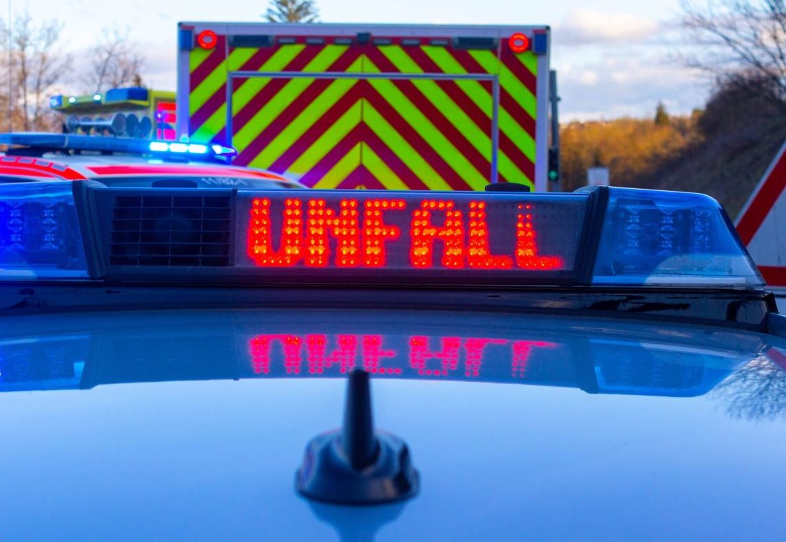 Schwerer Unfall auf der A36 bei Wolfenbüttel: Zwei Menschen verletzten sich schwer – der Schaden ist immens.