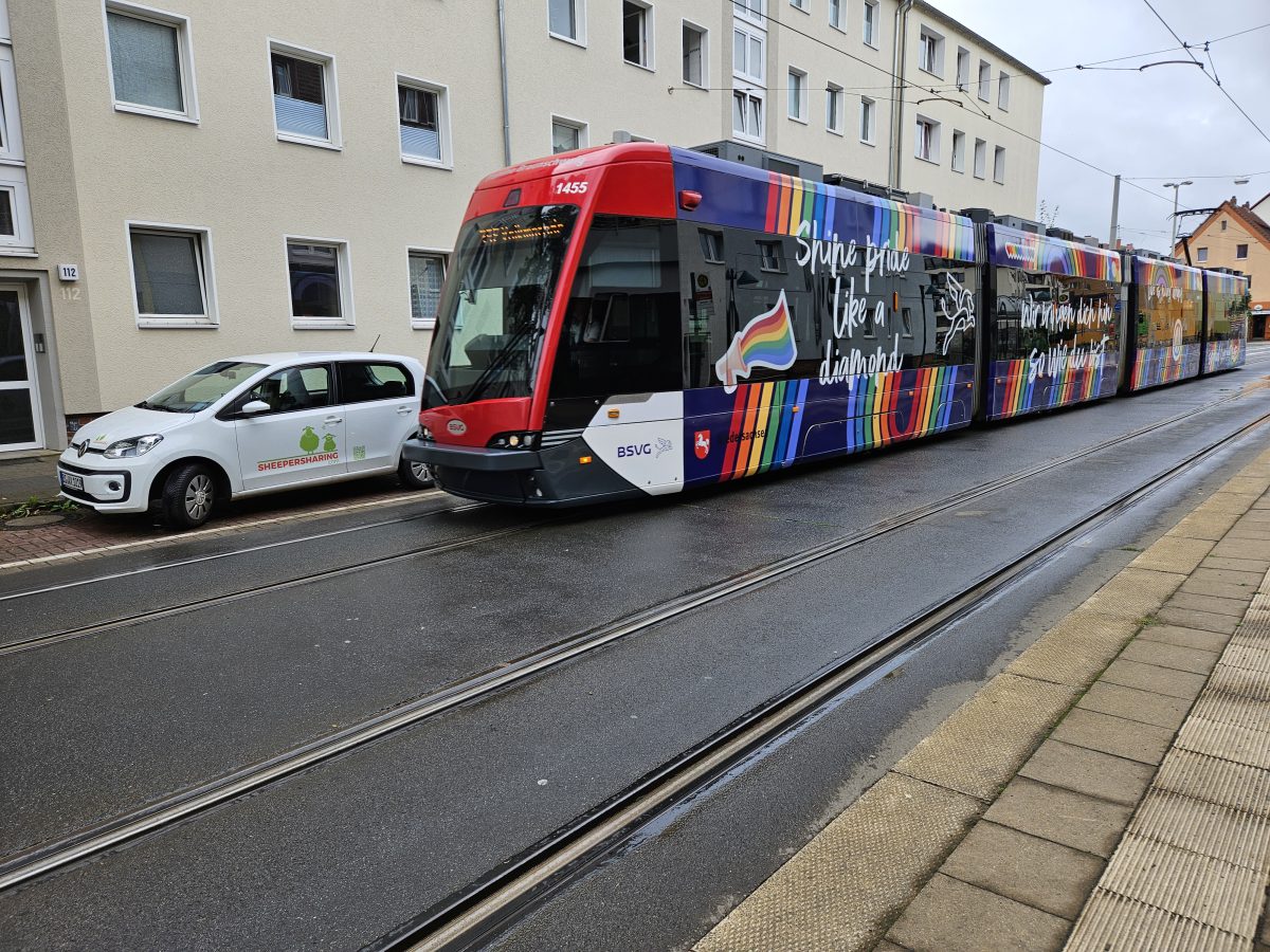 StraÃŸenbahn fÃ¤hrt durch die Gliesmaroder StraÃŸe in Braunschweig