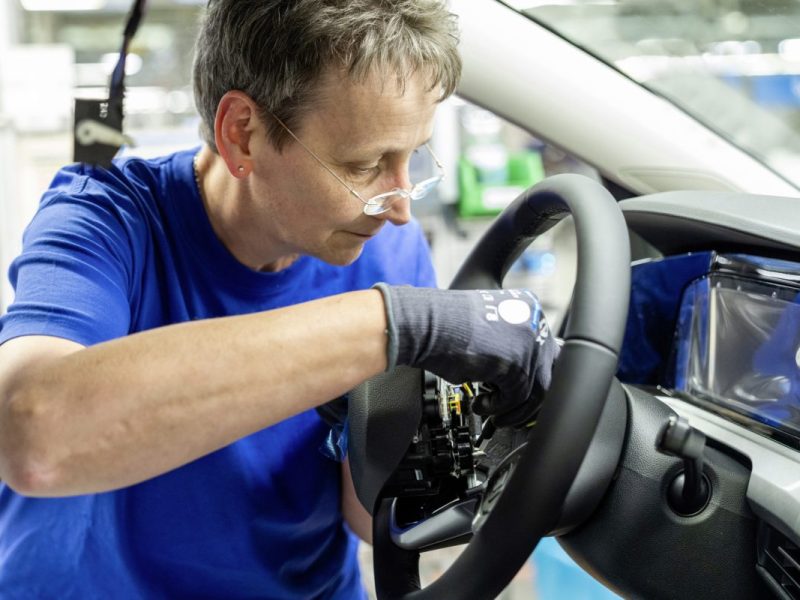 VW will das Lenkrad revolutionieren. Nicht allen gefällt das.