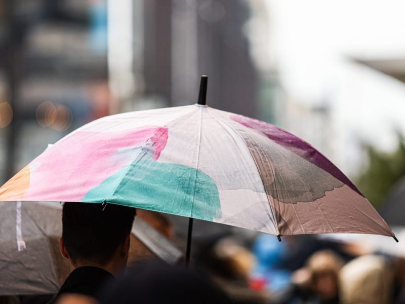 Mann mit Regenschirm