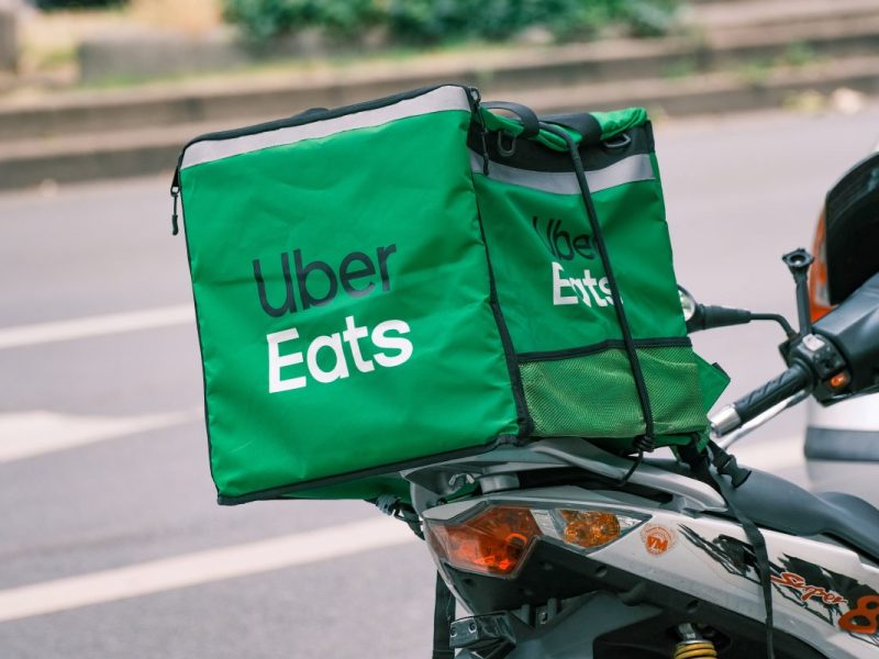 Eine Liefertasche von Uber Eats