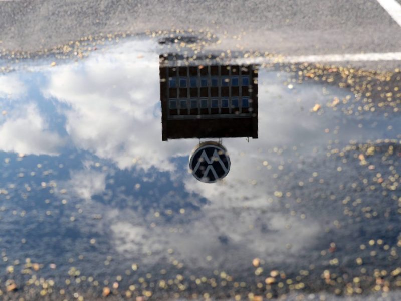 VW Gebäude spiegelt sich in einer Regenpfütze