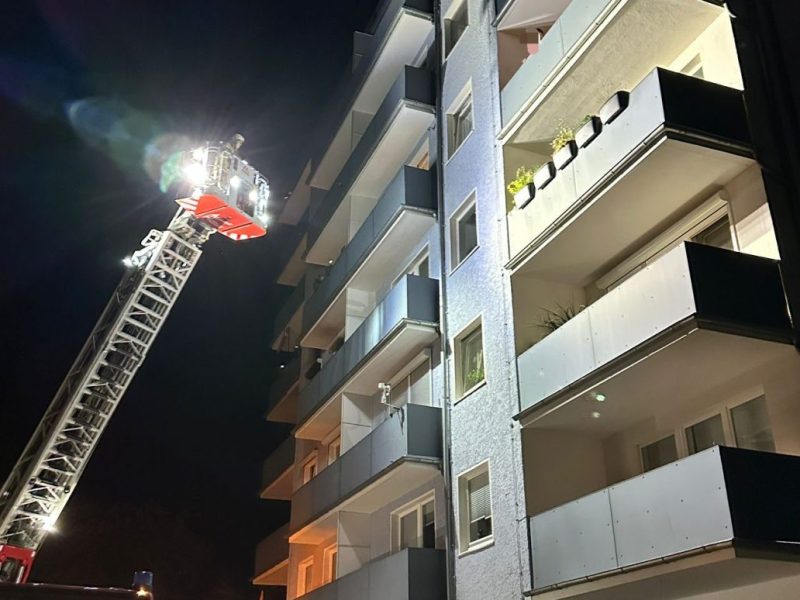 Feuerwehr rettet mit Drehleiter eine schwangere Frau vom Balkon