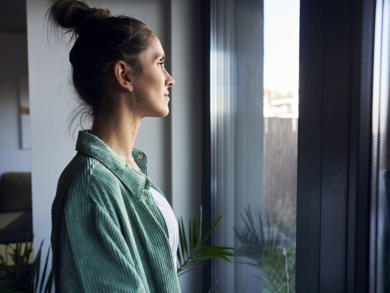 Frau am Fenster